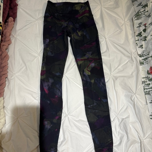 Lululemon Leggings - size 4 - unique print - Picture 2 of 4